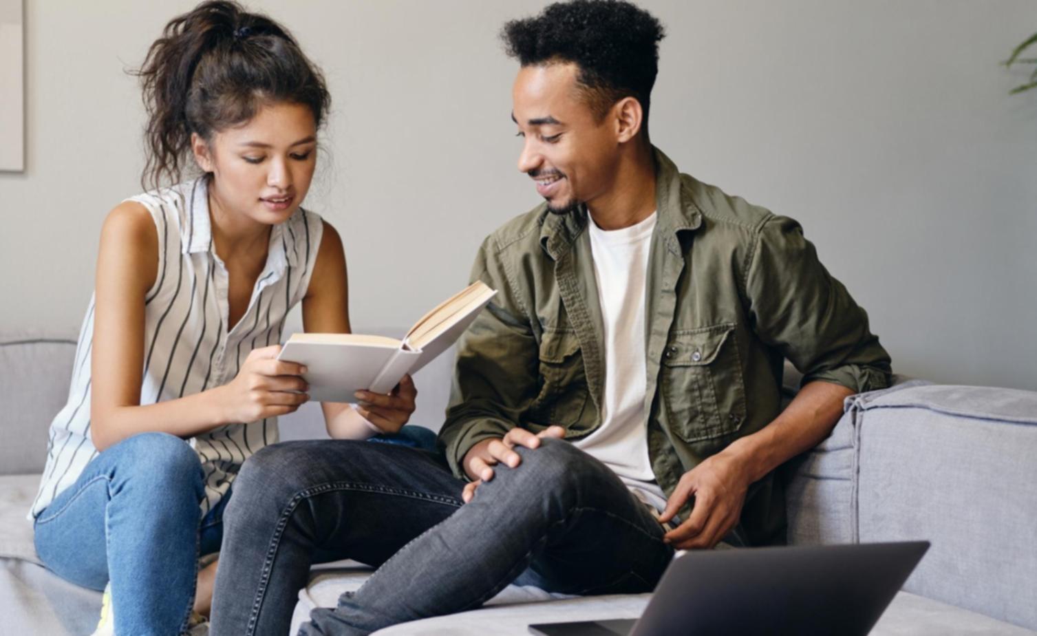 Finanzplanung Workspace mit Kalendern und Dokumenten