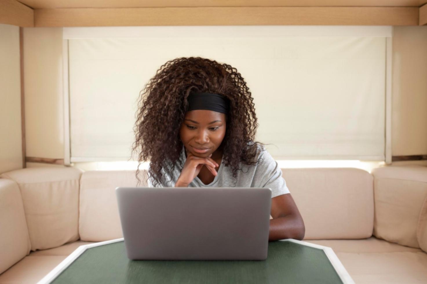 Finanzanalyst arbeitet mit Datenvisualisierungen und Statistiken