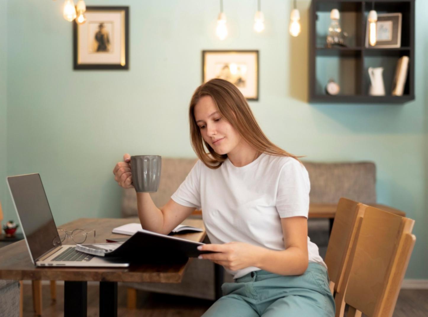 Detaillierte Gewinn- und Verlustanalyse mit Taschenrechner und Finanzberichten