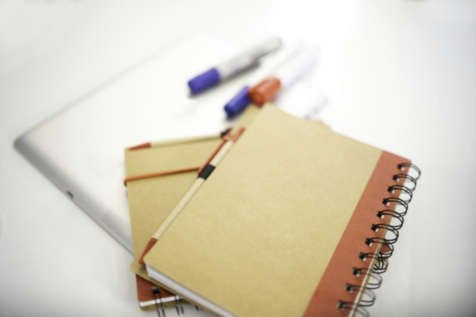 Geschäftsmann analysiert Liquiditätsberichte und Cashflow-Diagramme